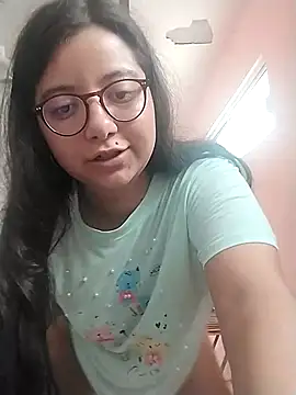 Snapshot of Chaparrita13 chatting on February 15, 2026, 9:33 pm Chaparrita13 online show from February 15, 2026, 9:33 pm