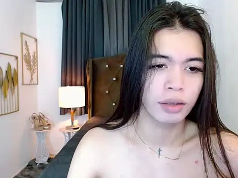 hollyyumiloove online show from February 5, 2026, 5:06 pm