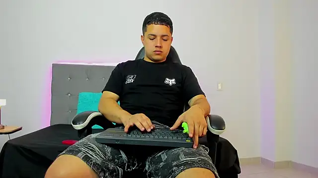 Snapshot of bry_hill chatting on December 3, 2025, 1:20 pm bry hill online show from December 3, 2025, 1:20 pm