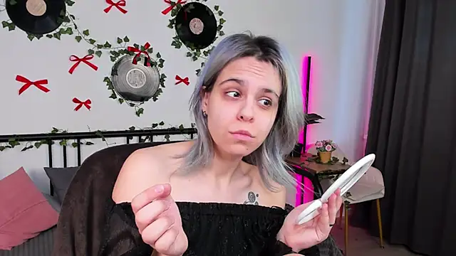 LiraBelle online show from April 16, 2026, 3:07 am