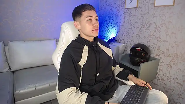 LoganFoster  online show from January 6, 2026, 8:23 pm