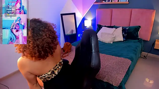 Raven Curly online show from November 26, 2025, 4:35 am