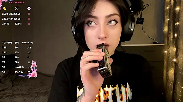 Meowluly online show from February 4, 2026, 9:42 pm