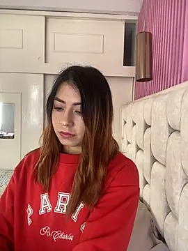 MaddieHunter online show from November 25, 2025, 1:33 pm