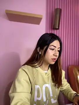 MaddieHunter online show from December 17, 2025, 1:17 pm