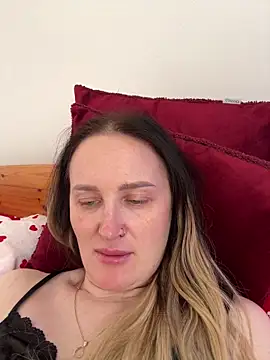 Snapshot of TomilaSi chatting on February 9, 2026, 10:52 am TomilaSi online show from February 9, 2026, 10:52 am