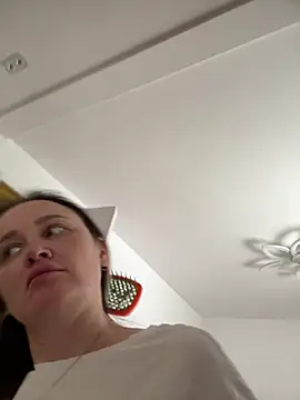 Snapshot of TomilaSi chatting on February 11, 2026, 12:32 pm TomilaSi online show from February 11, 2026, 12:32 pm