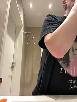 Snapshot of TomilaSi chatting on April 2, 2026, 7:22 pm TomilaSi online show from April 2, 2026, 7:22 pm