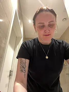 Snapshot of TomilaSi chatting on April 3, 2026, 10:19 pm TomilaSi online show from April 3, 2026, 10:19 pm