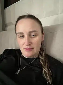 Snapshot of TomilaSi chatting on April 4, 2026, 10:46 am TomilaSi online show from April 4, 2026, 10:46 am