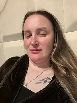 Snapshot of TomilaSi chatting on April 7, 2026, 8:53 pm TomilaSi online show from April 7, 2026, 8:53 pm