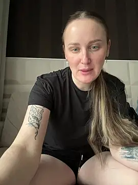 Snapshot of TomilaSi chatting on April 8, 2026, 11:54 am TomilaSi online show from April 8, 2026, 11:54 am