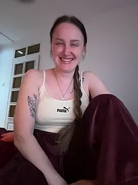 Snapshot of TomilaSi chatting on April 10, 2026, 8:57 pm TomilaSi online show from April 10, 2026, 8:57 pm