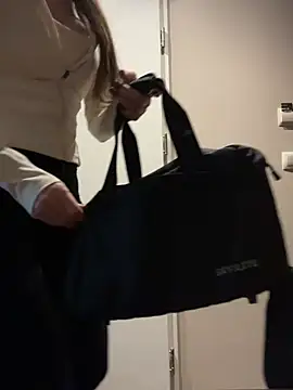 Snapshot of TomilaSi chatting on April 13, 2026, 3:17 pm TomilaSi online show from April 13, 2026, 3:17 pm