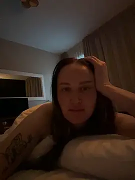 Snapshot of TomilaSi chatting on April 15, 2026, 4:30 am TomilaSi online show from April 15, 2026, 4:30 am