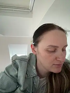 Snapshot of TomilaSi chatting on July 4, 2026, 6:03 pm TomilaSi online show from July 4, 2026, 6:03 pm