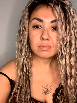 Snapshot of Tomiris87 chatting on November 28, 2025, 10:07 am Tomiris87 online show from November 28, 2025, 10:07 am