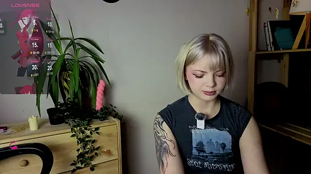 Snapshot of Me1inMonro chatting on November 28, 2025, 5:32 am Me1inMonro online show from November 28, 2025, 5:32 am