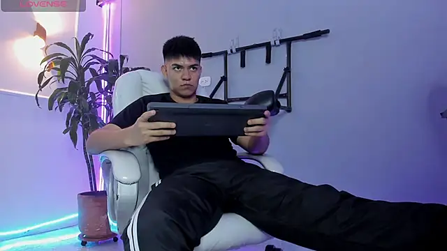 Snapshot of Paul_27_ chatting on November 26, 2025, 3:40 am Paul 27 online show from November 26, 2025, 3:40 am