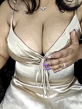 Snapshot of Curvy_Pooja chatting on April 12, 2026, 4:12 pm Curvy Pooja online show from April 12, 2026, 4:12 pm