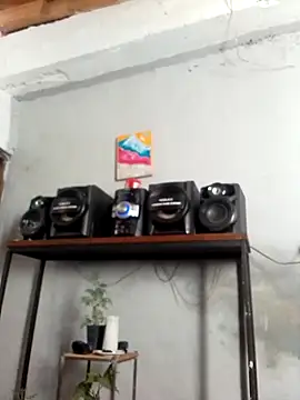 Alvarezz0202 online show from June 25, 2026, 4:33 pm