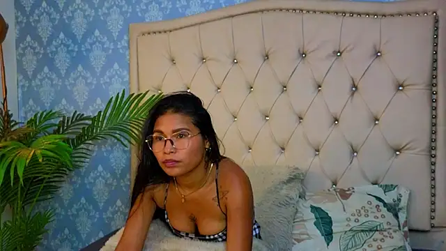 Miaa Collinss online show from December 1, 2025, 8:47 pm