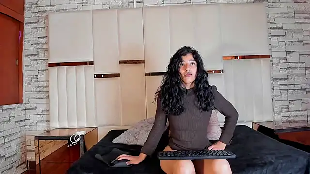 Snapshot of peachrouge chatting on May 19, 2026, 4:46 pm peachrouge online show from May 19, 2026, 4:46 pm