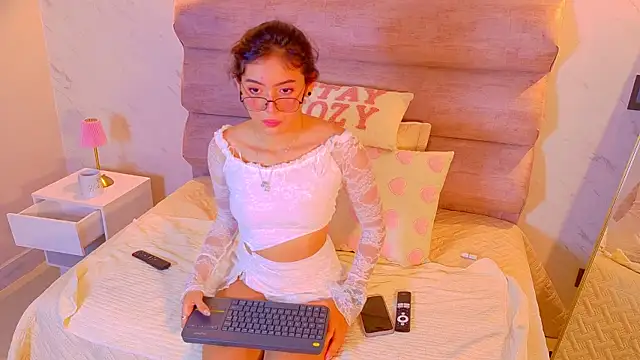 Mia Cullen online show from December 17, 2025, 12:00 pm