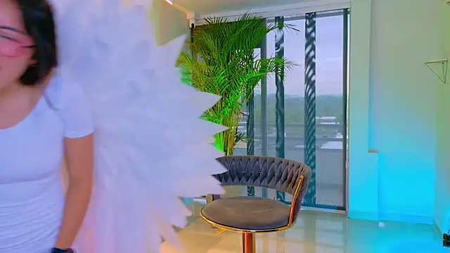 Mia Cullen online show from January 14, 2026, 12:00 pm