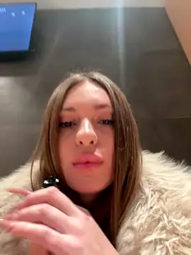 MilenaLuxury online show from December 4, 2025, 3:32 pm