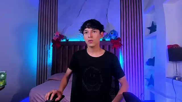 SthepanodiMonaco online show from December 17, 2025, 7:53 pm