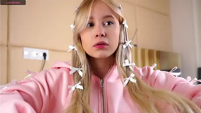 AunclreaVache online show from February 27, 2026, 4:34 am