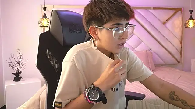 valeryevansvg online show from November 28, 2025, 2:31 pm