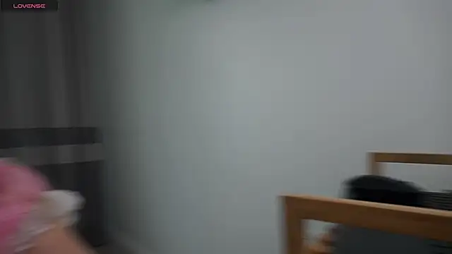 Snapshot of evy_miu chatting on April 9, 2026, 7:25 am evy miu online show from April 9, 2026, 7:25 am