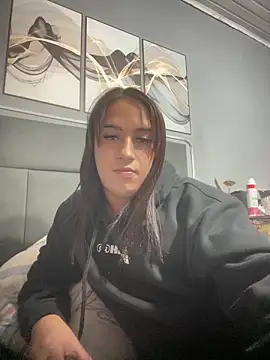 larysinha online show from June 3, 2026, 10:37 pm