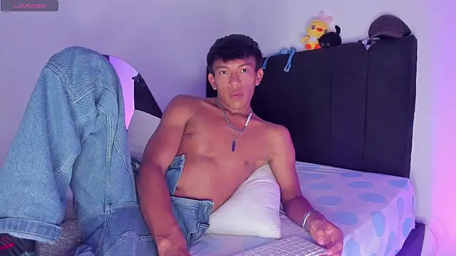 santinaughty online show from April 7, 2026, 12:33 am