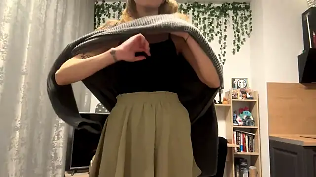  VlalV  online show from December 1, 2025, 3:06 pm