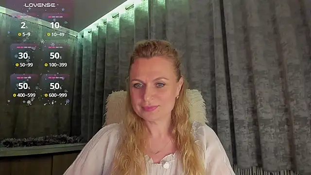 Snapshot of LanaLight_x chatting on June 6, 2026, 9:19 pm LanaLight x online show from June 6, 2026, 9:19 pm