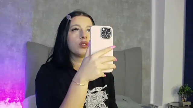 LucyRayy online show from February 8, 2026, 8:01 pm