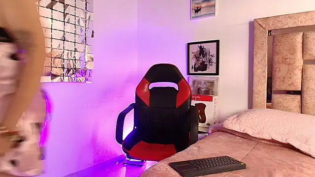 ElenaLauren online show from April 1, 2026, 3:20 pm