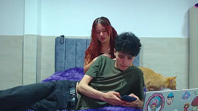 hottie couplee online show from December 3, 2025, 10:52 pm