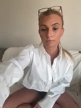 Blonde BambiXX online show from March 10, 2026, 11:04 am