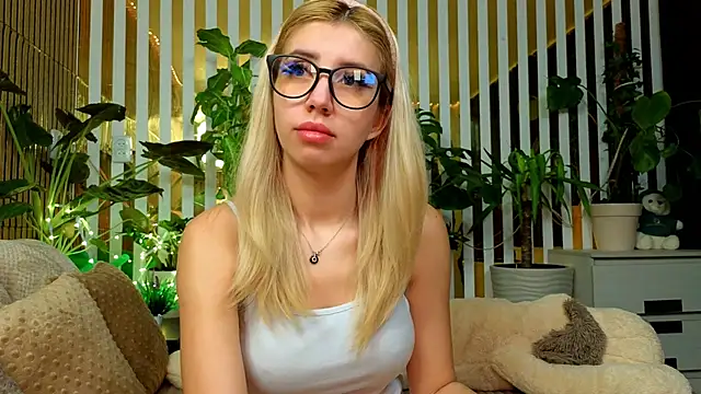 Snapshot of FlowweerGirl chatting on December 5, 2025, 9:00 pm FlowweerGirl online show from December 5, 2025, 9:00 pm