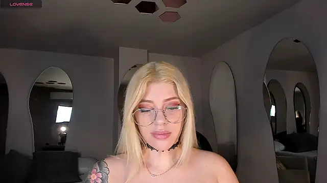 MadisonKane online show from May 12, 2026, 11:40 am