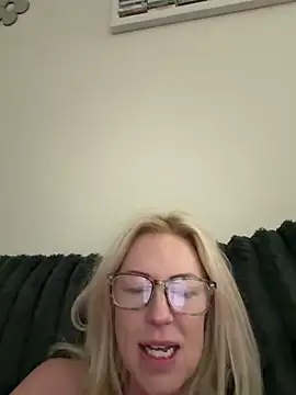 Snapshot of sinfulsara chatting on February 28, 2026, 12:44 am sinfulsara online show from February 28, 2026, 12:44 am