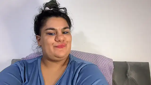Snapshot of YoungCurvyLeah chatting on August 4, 2026, 5:37 pm YoungCurvyLeah online show from August 4, 2026, 5:37 pm