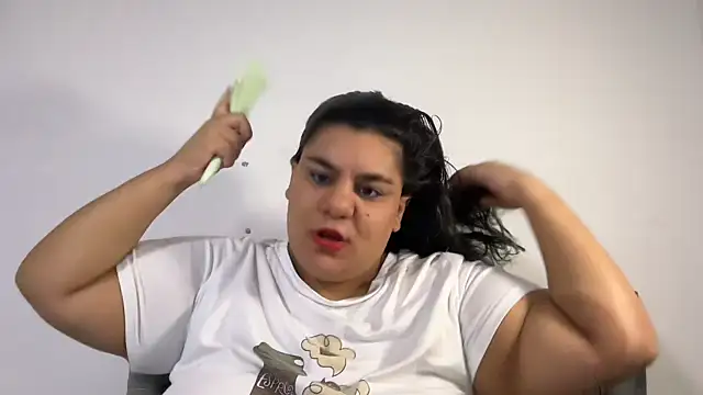 Snapshot of YoungCurvyLeah chatting on August 7, 2026, 6:43 pm YoungCurvyLeah online show from August 7, 2026, 6:43 pm