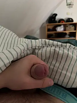 hannes256102 online show from April 15, 2026, 2:02 pm