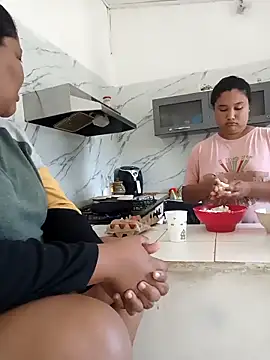 Snapshot of VaneandRossy chatting on February 7, 2026, 2:32 pm VaneandRossy online show from February 7, 2026, 2:32 pm