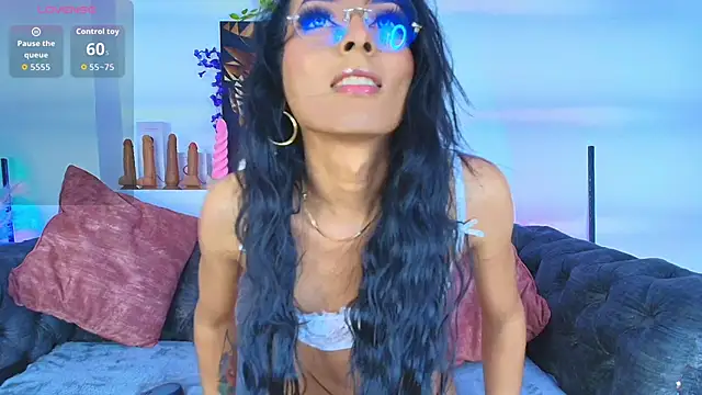 megan luxe  online show from December 5, 2025, 7:54 pm